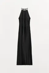 Vestido largo de satén con cuello halter ajustable y hombros descubiertos. Presenta un diseño elegante con espalda detallada en tejido con relieve y bordados perforados. Incluye cierre lateral con cremallera oculta.