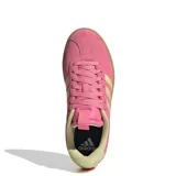 Championes Adidas modelo VL Court 3.0, confeccionados en gamuza color rosado con las icónicas tres tiras laterales en color beige. Presentan una suela vulcanizada de goma color marrón y forro interior en tono beige.