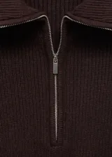 Jersey de punto grueso en color marrón chocolate, con diseño recto, cuello de solapa ancha y cierre frontal de cremallera. Presenta manga larga y un tejido de textura acanalada.