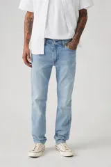 Jeans Levi's 511 Slim Fit color celeste claro, de corte ajustado y diseño clásico de cinco bolsillos.