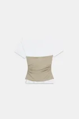 Top de escote asimétrico y manga corta, color blanco con fajín superpuesto a contraste en tono beige y detalles de frunces laterales.