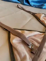 Conjunto de bikini de terciopelo con corpiño triangular con breteles regulables desmontables y bombacha ajustable.