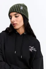 Buzo canguro negro con capucha regulable, bolsillo frontal y estampa gráfica en la espalda. Confeccionado en tejido de algodón y poliéster, con un fit relajado.