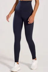 Calza deportiva larga de color negro, de tiro alto y diseño modelador, confeccionada con tejido de alta elasticidad y tacto suave.