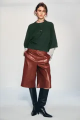 Jersey de punto liso color bordó, con cuello redondo y mangas anchas de largo tres cuartos. Presenta acabados en rib en cuello, puños y ruedo.