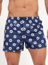 Bóxer de algodón blanco con estampado de flores pequeñas color celeste, con cintura elástica y logo de la marca en el centro.