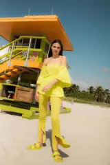 Blusa blanca strapless con mangas largas abullonadas.