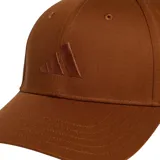 Gorra de béisbol color marrón con visera curva y logo de las tres barras Adidas bordado en tono a tono en el frente.