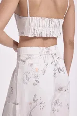 Pantalón palazzo de tiro alto con estampado abstracto en tonos pastel.