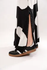 Pollera larga de punto con estampa de vaca en blanco y negro, con tajo lateral.