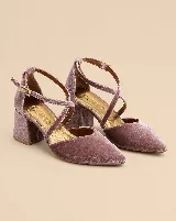 Zapatos de tacón bajo en tela color malva, con punta fina, taco ancho de 5 cm, escote en V y tiras cruzadas en diagonal con cierre de hebilla en el tobillo.
