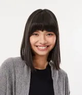 Cardigan gris de tejido de punto, con mangas largas y terminación irregular en el ruedo.