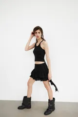 Top de punto con cuello halter y escote redondo, sin mangas y diseño ajustado.