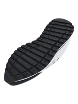 Championes Under Armour modelo Essential Runner, color blanco con detalles en negro, de estilo retro, con parte superior de nailon y revestimientos de gamuza, entresuela de EVA y suela de goma.