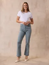 Jean de corte recto y tiro alto, marca One Five One. Presenta cierre frontal con botón, pasadores para cinturón y bolsillos funcionales en la parte delantera y trasera.