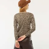 Cárdigan de punto con estampado animal print de leopardo, cuello redondo y cierre frontal con botones. Presenta mangas tres cuartos y un ajuste entallado al cuerpo.