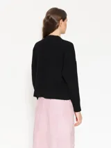 Sweater azul marino de lana merino con fit holgado, largo a la cadera y mangas largas.