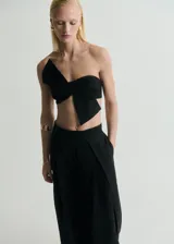 Pantalón wide leg de tiro medio color negro, con bolsillos laterales y traseros, confeccionado en mezcla de viscosa y lino con forro de algodón.