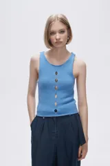 Musculosa verde melange de tejido de punto con tres aberturas circulares en el frente.