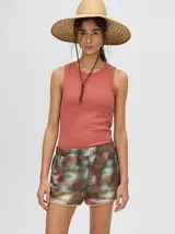 Short holgado con pretina elástica y diseño abstracto en tonos marrones y verdes.