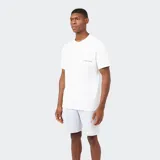 Remera deportiva de manga corta, color azul claro, con cuello redondo y un bolsillo abierto en el pecho. Presenta una costura horizontal que cruza el pecho y el logo de la marca en el frente.