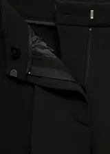 Pantalon de vestir de corte recto y tiro medio, con detalle de pinzas en la parte frontal, bolsillos laterales y bolsillos de ribete en la parte posterior. Cuenta con cierre oculto de botón, gancho y cremallera.