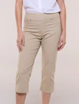 Jegging capri de denim blanco de la marca Ruby Rd, con pretina ancha elastizada, bolsillos delanteros simulados y bolsillos traseros aplicados.