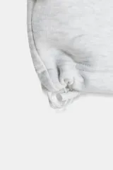 Pantalón de felpa de tiro alto con cintura elástica y corte recto. Cuenta con bolsillos laterales ocultos en la costura y bajo ajustable con cordón elástico y stoppers.