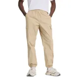 Pantalon cargo tipo jogger color beige, con cintura elástica, bolsillos laterales funcionales y puños elásticos en los tobillos.