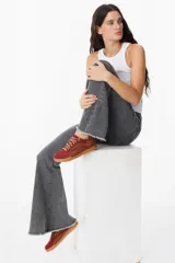 Zapatillas urbanas de cuero con diseño bicolor en tonos camel y negro, con cordones jaspeados y suela de goma color caramelo.