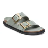 Sandalia Birkenstock modelo Arizona con dos correas ajustables de color verde menta, hebillas metálicas doradas, plantilla de corcho y suela de goma negra.