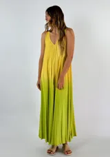 Vestido largo amarillo con degradé a verde, escote en V y corte suelto.