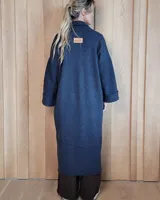 Sacón largo de punto abierto, confeccionado en lana, con diseño holgado, mangas anchas y cuello tipo solapa.