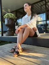 Sandalias bajas de cuero con dos tiras, una de cuero liso color gris y otra con estampado animal print.