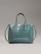 Cartera tote verde con textura de piel de cocodrilo, doble asa de mano y correa bandolera desmontable.