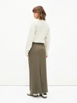 Falda larga de corte recto y tiro alto, color oliva, con cierre frontal y bolsillos laterales.
