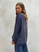 Sweater de punto color gris oscuro con hilos de lurex plateados, cuello redondo y mangas largas abullonadas con puños ajustados.