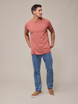 Jean de denim elastizado celeste, corte slim fit.