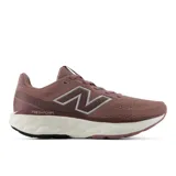 Championes de running New Balance 520 V9 para mujer, confeccionados en malla transpirable de color rosado con entresuela Fresh Foam blanca y suela negra. Presentan el logotipo "N" característico en los laterales con borde plateado.