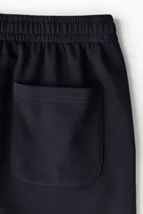 Short de felpa liviana de algodón, color azul marino, de corte regular con cintura elástica, bolsillos laterales y un bolsillo de parche en la parte trasera.