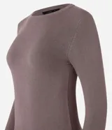 Suéter ajustado de punto color crema, con cuello redondo y mangas largas con botones metálicos en los puños. Confeccionado con viscosa sostenible.