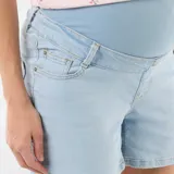 Bermuda de jean de tiro alto para maternidad, con faja elástica integrada de color celeste y diseño clásico de cinco bolsillos.