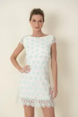 Vestido corto blanco con flores bordadas en color celeste y rosa.