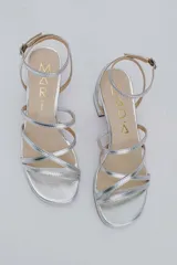 Sandalias plateadas de cuero con plataforma y taco cuadrado.