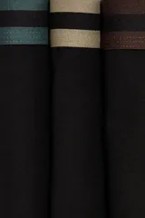Pack de tres calzoncillos tipo trunk de algodón con elastano, de color negro con cinturas elásticas de diferentes colores: verde oscuro, beige y marrón. Cuentan con costuras planas y parte delantera forrada.