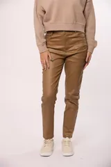 Pantalon chupin de ecocuero negro, de tiro alto con cierre y botón frontal, y bolsillos laterales.