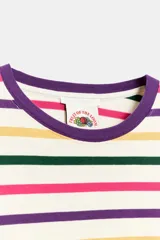 Camiseta de manga larga Fruit of the Loom x Zara con diseño de rayas horizontales multicolor sobre fondo blanco, cuello redondo en tono morado y parche con el logo de la marca en el bajo.