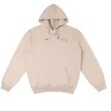 Canguro beige con capucha y bolsillo delantero tipo canguro. Estampado pequeño en el pecho con el logo de la marca en rojo y azul.