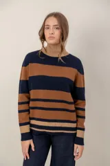 Sweater de cuello alto con diseño de rayas horizontales en tonos azul marino y marrón, confeccionado en tejido de punto suave.