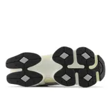 Championes New Balance modelo 9060, color lila pálido con detalles en crema y blanco. Presentan una silueta chunky con superposiciones de gamuza texturizada y malla.